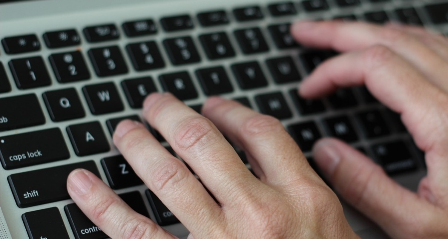 345-hands-on-keyboard-2148723_1280